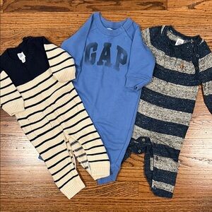 Baby Gap Boys 3-6 months one piece outfits (3)